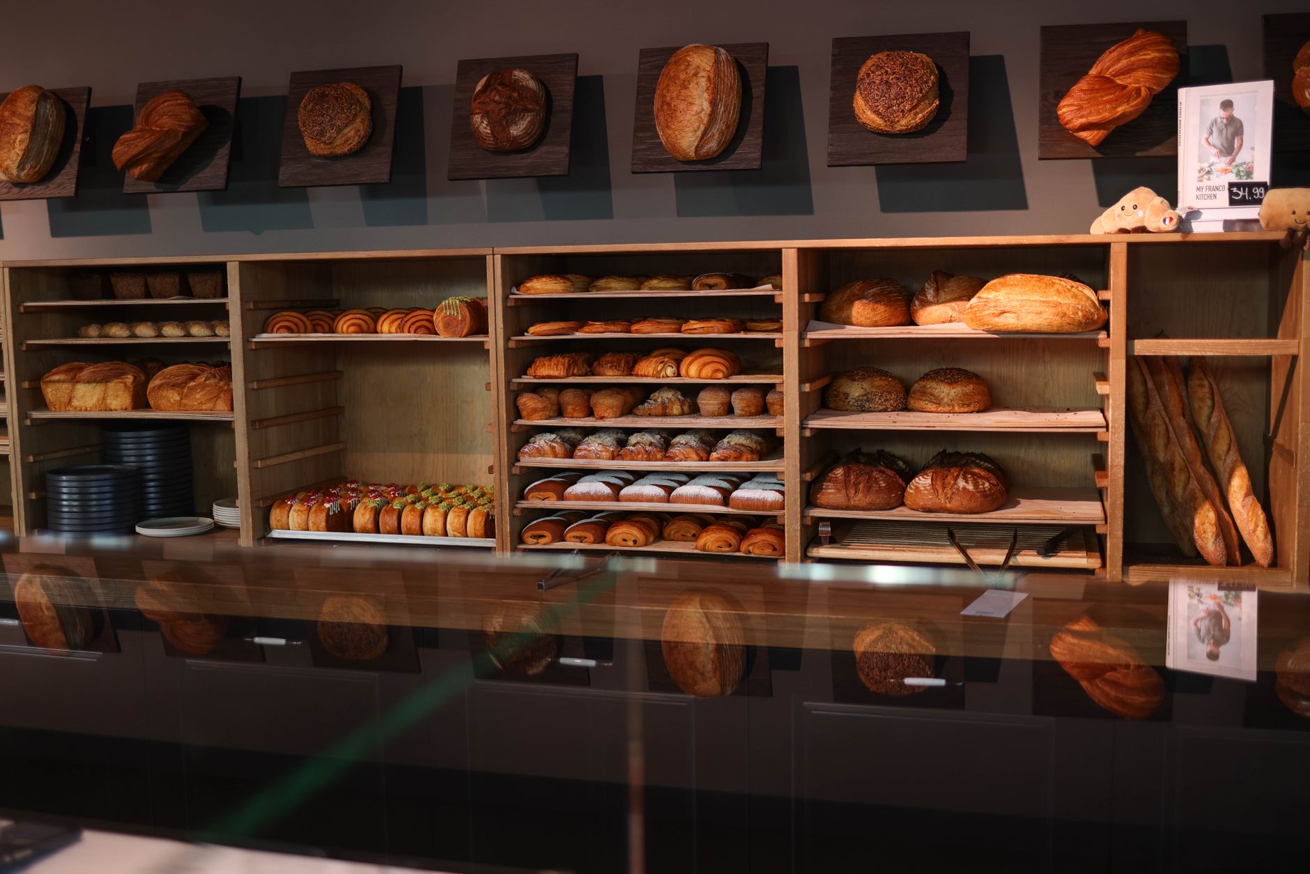 Blick in die Bäckerei mit frischem Brot auf Holzregalen