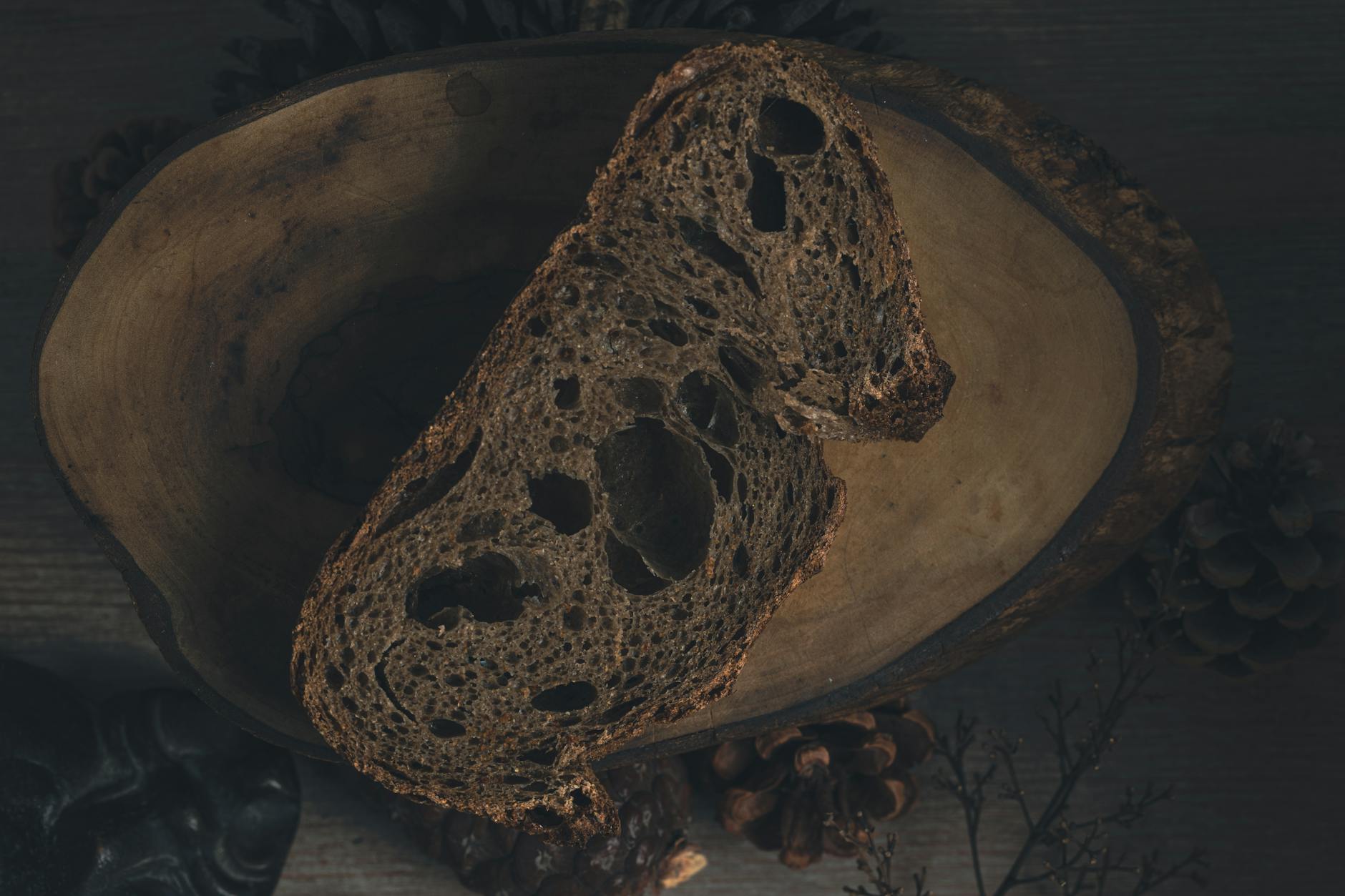 Dunkles Roggen-Sauerteigbrot auf einem Holzteller